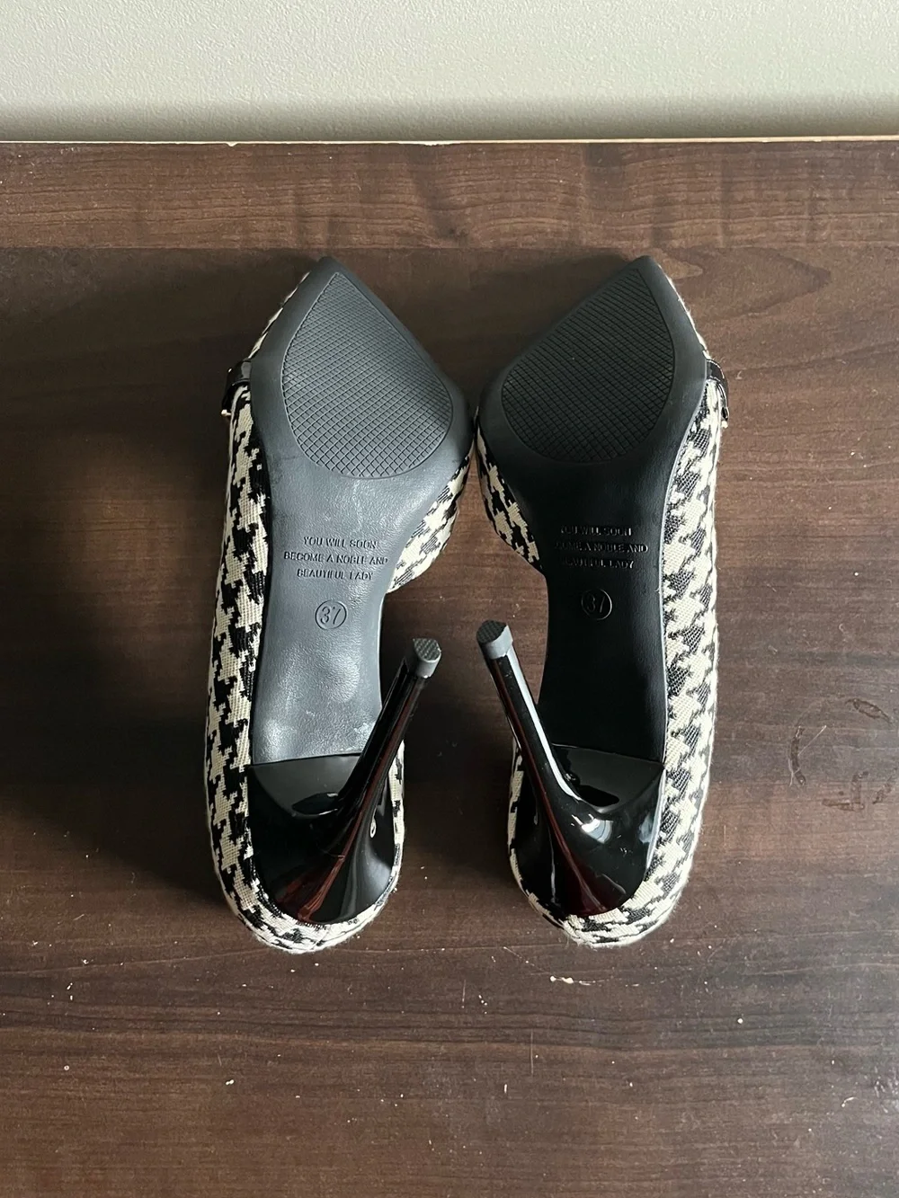 NWT Bigtree Houndstooth Pumps Size 37